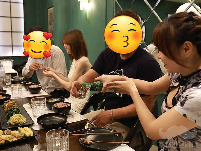 호치민 더조선에서 초이스된 직원들과 함께 식사하는 모습