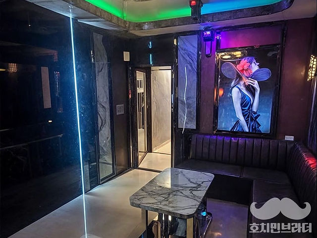 호치민 야한밤 가라오케 룸 내부 6