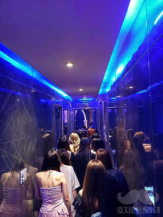 오로라 가라오케 도우미들 2