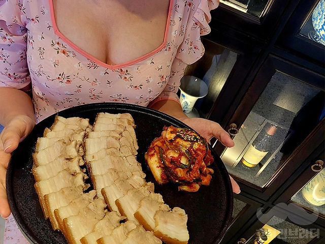 호치민 더조선에서 서빙 중인 직원 2
