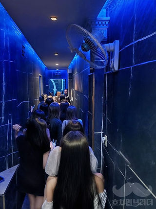 오로라 가라오케 도우미들 3